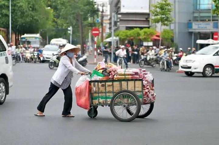 Blouse tay phồng nhẹ: Kiểu tay phồng lại là một trong những kiểu được ưa chuộng