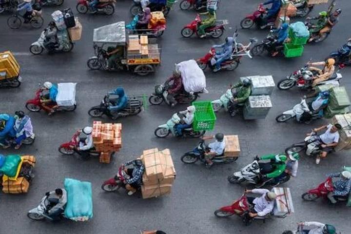 Hotspot Matrix: Biến Phương Oanh diện set đồ 50 thành cơ hội marketing đột phá